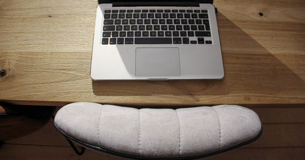 Ergonomic footrest platform under a modern home office desk setup — best ergonomic footrest 2026 featured image